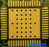 這是最不好的通孔設(shè)計(jì)，貫穿通孔直接擺放于QFN的接地散熱墊上，制造上無(wú)法確保其錫量，也就無(wú)法確保焊接良好。