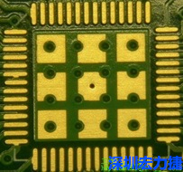 這個(gè)通孔的設(shè)計(jì)勉強(qiáng)可以接受，只剩下正中間一個(gè)通孔沒(méi)有塞孔，而且孔徑也變小了。