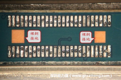 把板對板連接器全部移除，發(fā)現(xiàn)其下方板子共有兩個裸銅的方形設計。