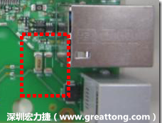 有人認為電容旁邊已經(jīng)有螺絲將電路板固定于機殼上了，不應(yīng)該發(fā)生電路板彎曲的現(xiàn)象才對。