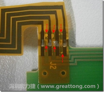 這張圖所顯示的，PCBA工廠實(shí)際進(jìn)行HotBar(熱壓熔錫焊接)焊接的時(shí)候，經(jīng)常會(huì)出現(xiàn)這類焊墊之間短路的問(wèn)題，下面的圖示為比較嚴(yán)重的案例，大部分都只有部份溢錫，但這對(duì)品質(zhì)信賴杜已經(jīng)產(chǎn)生了及大的為害，既使現(xiàn)在測(cè)試沒(méi)有出現(xiàn)問(wèn)題，難保在高溫膏濕的環(huán)境下不會(huì)出現(xiàn)電子遷移(Electromigration)的現(xiàn)象。