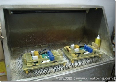 使用噴涂(Spraying)方式作業(yè)conformal coating時，需設備抽真空的設備，否則噴涂的物質會飄散到空氣當中，影響人體的健康。