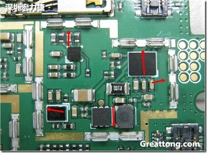 圖中顯示一塊電路板使用這種屏蔽夾(shielding clip)的實(shí)例?；旧衔覀?cè)趶澖堑牡胤蕉荚O(shè)計(jì)擺放了一個(gè)屏蔽夾，這樣可以讓作業(yè)員比較方便安裝屏蔽罩(shielding can)時(shí)的對(duì)位準(zhǔn)確。然后在其他沒有屏蔽夾的地方也設(shè)計(jì)了一些接地的布線，一來可以稍微提升屏蔽罩的電磁隔絕能力，另一方面也可以為屏蔽夾無效時(shí)，馬上可以更改為屏蔽框，而無需要重新設(shè)計(jì)電路板。