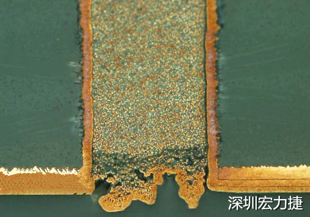 PCB設(shè)計(jì)之導(dǎo)電孔塞孔工藝 導(dǎo)電孔Via hole又名導(dǎo)通孔，為了達(dá)到客戶(hù)要求，導(dǎo)通孔必須塞孔，經(jīng)過(guò)大量的實(shí)踐，改變傳統(tǒng)的鋁片塞孔工藝，用白網(wǎng)完成板面阻焊與塞孔。生產(chǎn)穩(wěn)定，質(zhì)量可靠。
