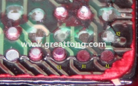 下圖是紅墨水測試后將PCB板子拿回來側(cè)一個角度拍攝的照片，就可以很清楚的看到錫球黏在PCB端，或不在PCB端。