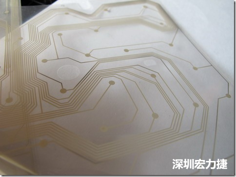 下面第二個(gè)圖則是另一片也有著按鍵線路的PTF，當(dāng)上、下兩面PTF的按鍵結(jié)點(diǎn)互相接觸后就可以計(jì)算出是哪個(gè)按鍵被按下了?？墒钱?dāng)按鍵沒有按下時(shí)，上下兩片PTF的線路則是分開的，所以上圖那片PTF的線路上面其實(shí)還另外覆蓋了另一層透明的PET作為絕緣層，只露出了需要在鍵盤按下時(shí)才會(huì)碰觸的接觸點(diǎn)，因?yàn)檫@些材質(zhì)使用的都是Polymer，所以才撐這樣的技術(shù)為Polydome(聚合簧片)。