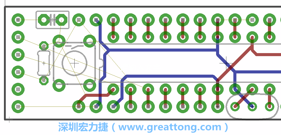 到目前為止，你應(yīng)該只剩下四個(gè)部分還未進(jìn)行布線，10K重置上拉電阻器、重置電容和1×6的序列排針。