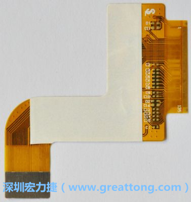 FPCB并非可無(wú)限制撓曲，為避免過(guò)度撓曲拉扯造成銅箔斷裂，一般在較長(zhǎng)條型板材會(huì)貼附補(bǔ)強(qiáng)貼片。