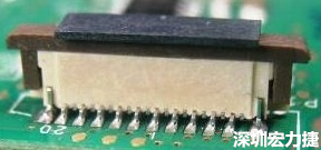 一開(kāi)始的 connector 把 塑膠蓋子(cap) 塞到了 connector 的接觸彈片內(nèi)側(cè)。
