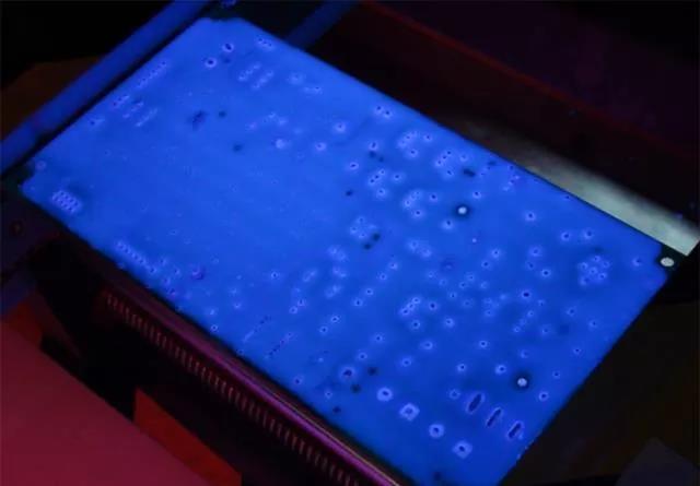 經(jīng)過(guò)涂覆工藝后的PCB，在紫光燈下的拍攝效果，原來(lái)coating也可以這么美！