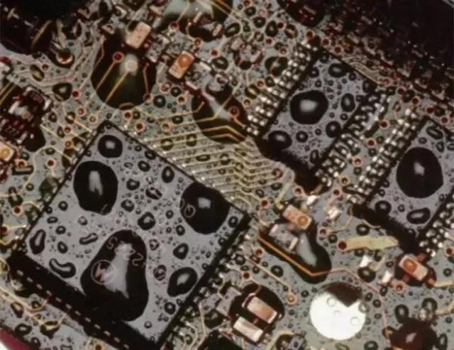 經(jīng)過(guò)涂覆工藝后的PCB，在表面形成透明的保護(hù)膜，能有效防止水珠和潮氣侵入，避免漏電和短路。