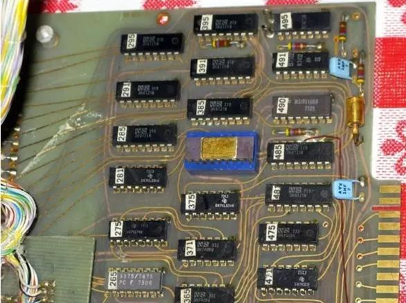 1972年開發(fā)的一塊基于Intel 8008的計(jì)算機(jī)中的印刷電路板。(資源來(lái)源：DigiBarn計(jì)算機(jī)博物館)