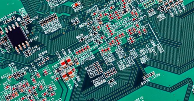 你能在這個復(fù)雜的PCB中找到垂直布線嗎？反正我不能